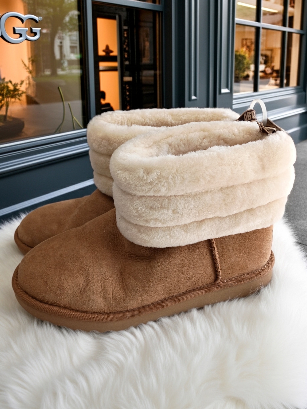 UGG Fluff Mini Quilted boots in Chestnut with Cream Cuff SZ 6 W/Flaw